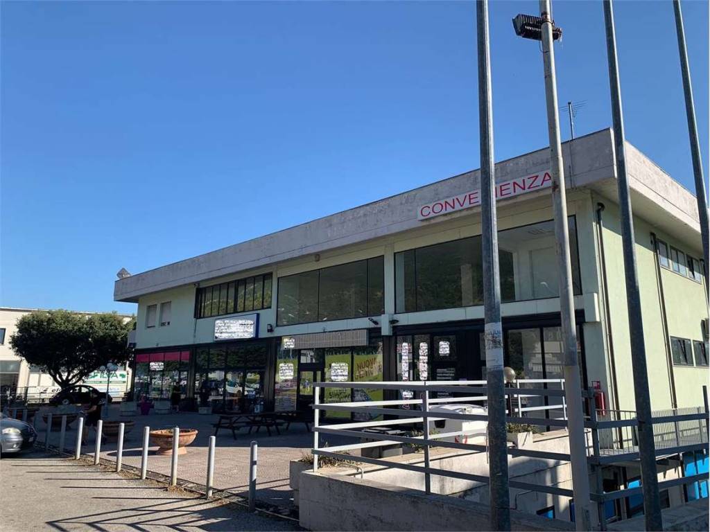 locale commerciale in vendita a Gualdo Tadino