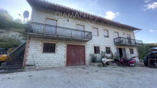 casa indipendente in vendita a Gubbio in zona Burano