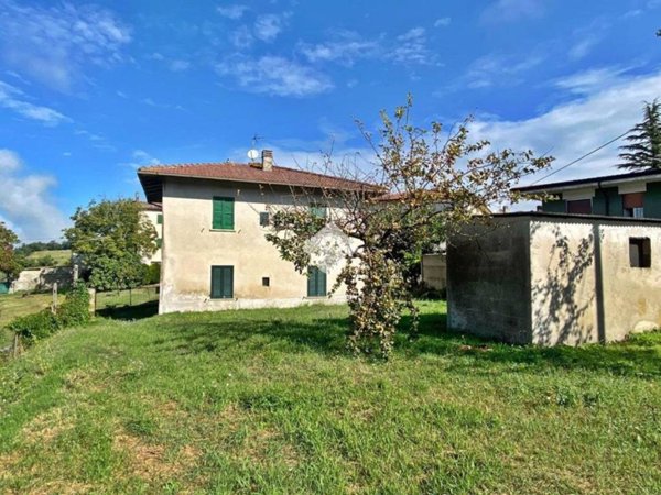 esavano in vendita a Gubbio in zona Carbonesca