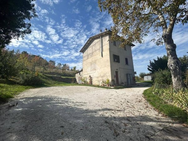 casa indipendente in vendita a Gubbio in zona Scritto