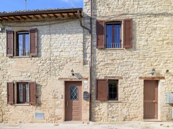 casa indipendente in vendita a Gubbio in zona Semonte