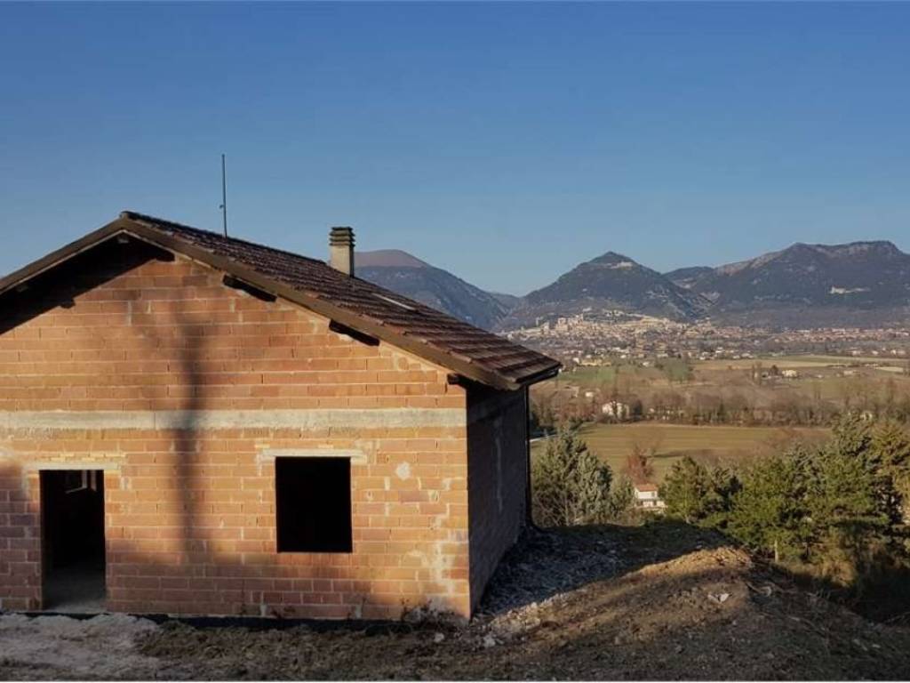casa indipendente in vendita a Gubbio in zona Monteluiano