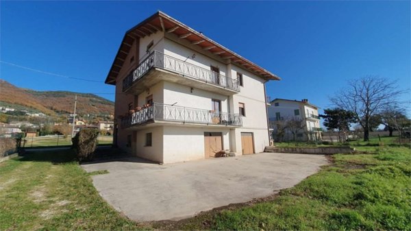 casa indipendente in vendita a Gubbio in zona Semonte