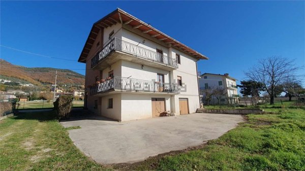 casa indipendente in vendita a Gubbio in zona Semonte