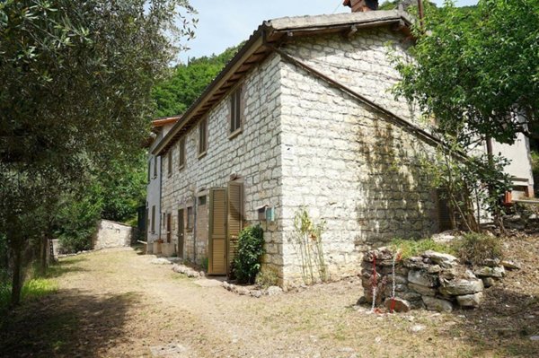 casa indipendente in vendita a Gubbio in zona Loreto