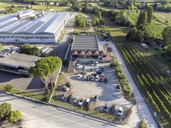 locale commerciale in vendita a Gubbio in zona Padule