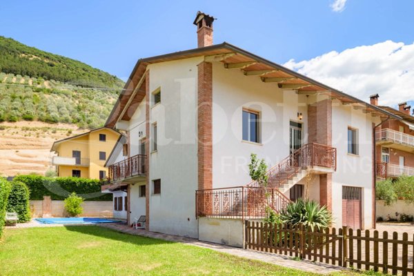 casa indipendente in vendita a Gubbio in zona Semonte