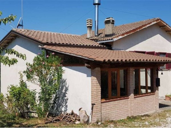 casa indipendente in vendita a Gubbio in zona Loreto