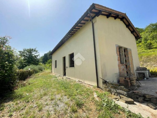 casa indipendente in vendita a Gubbio in zona Monteluiano