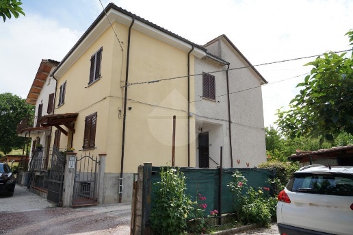 casa indipendente in vendita a Gubbio in zona Padule