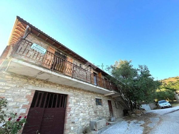 casa indipendente in vendita a Gubbio in zona Loreto