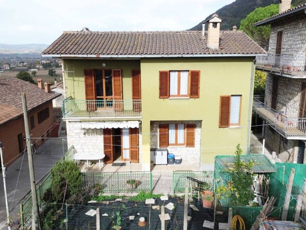 casa indipendente in vendita a Gubbio in zona Semonte