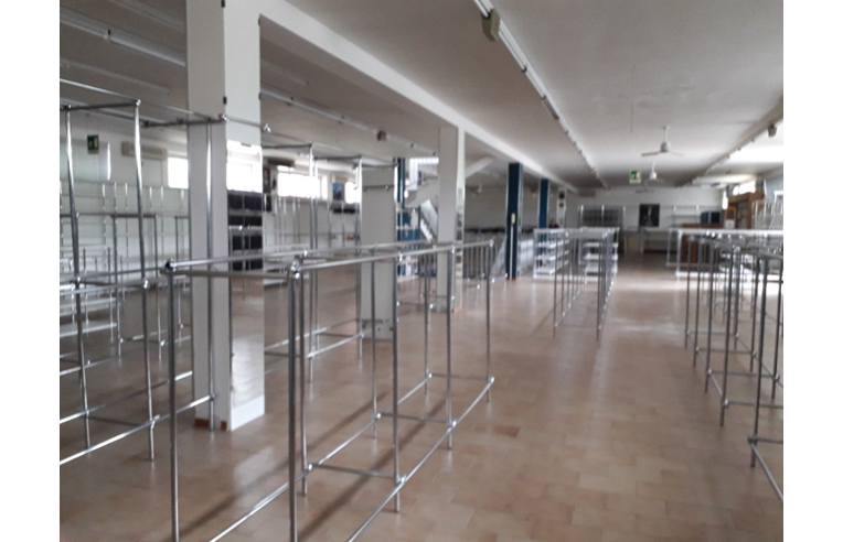 negozio in vendita a Gubbio in zona Torre Calzolari