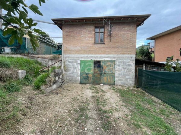 locale di sgombero in vendita a Gubbio in zona Padule