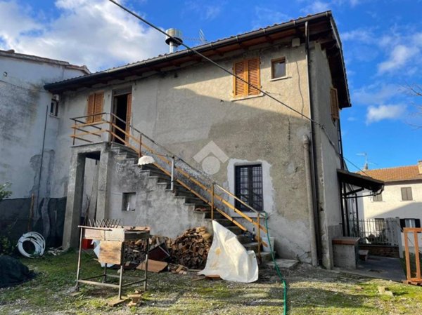 casa indipendente in vendita a Gubbio in zona Scritto