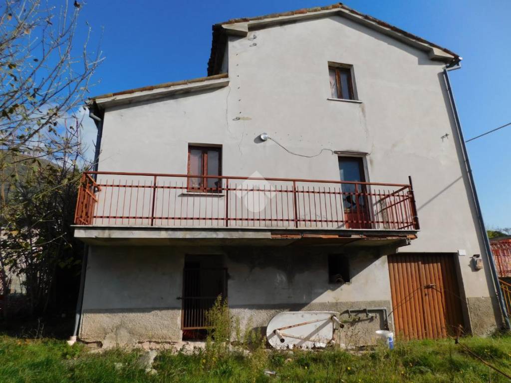 casa indipendente in vendita a Gubbio in zona Semonte