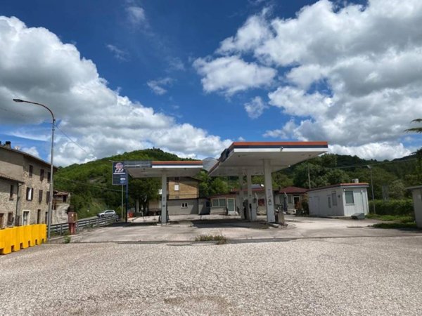 negozio in vendita a Gubbio in zona Camporeggiano