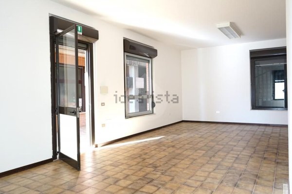 locale commerciale in vendita a Gubbio