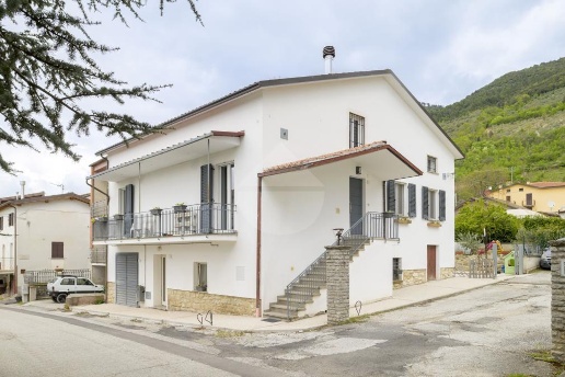 casa indipendente in vendita a Gubbio in zona Semonte
