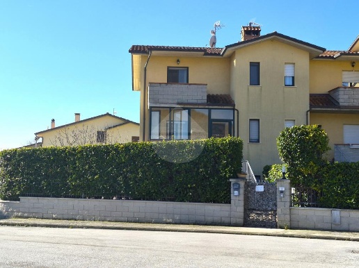 casa indipendente in vendita a Gubbio in zona Padule