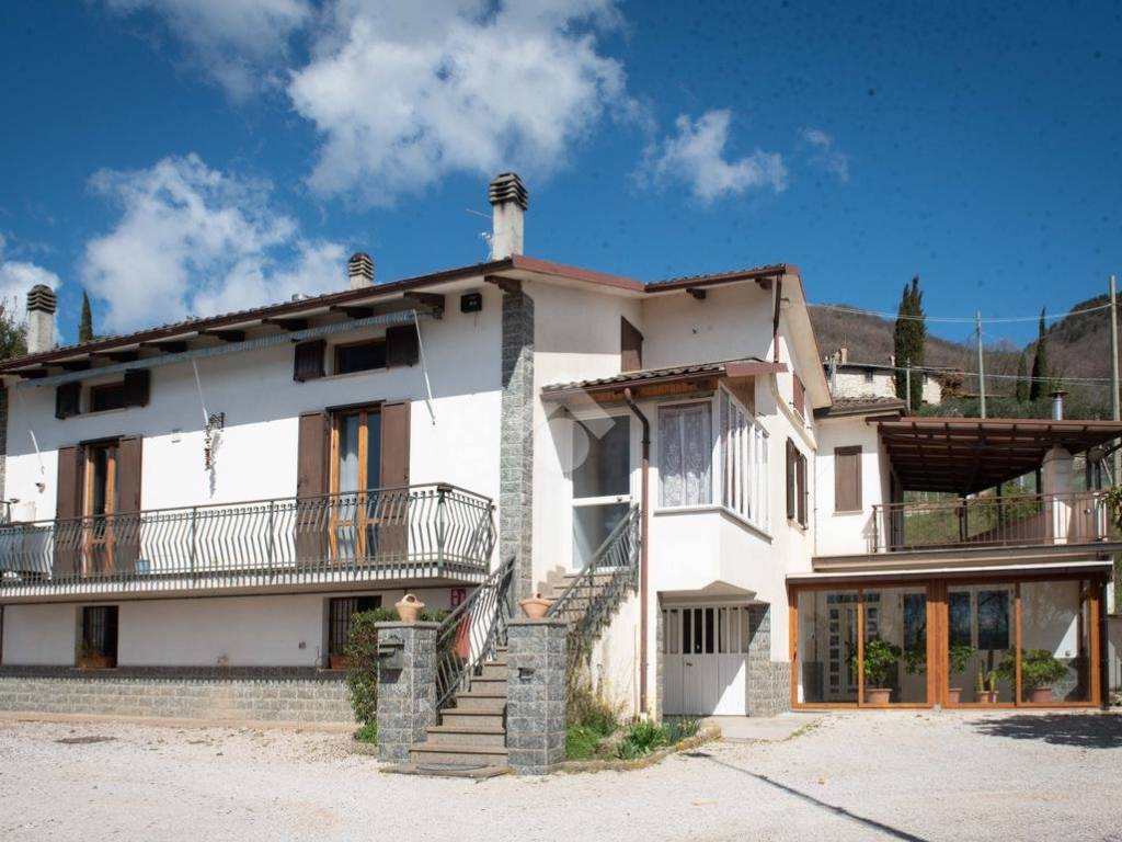 casa indipendente in vendita a Gubbio in zona Semonte