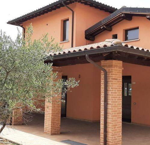 negozio in vendita a Gubbio in zona Branca