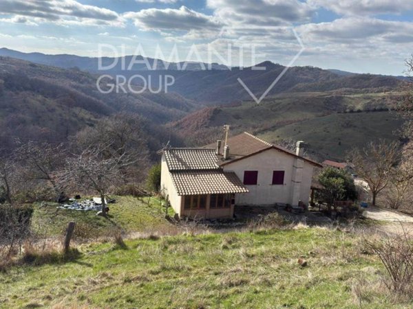 casa indipendente in vendita a Gubbio in zona Loreto