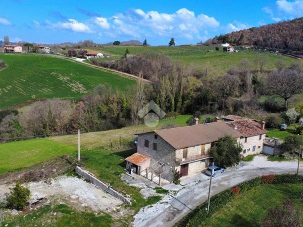 casa indipendente in vendita a Gubbio in zona Loreto
