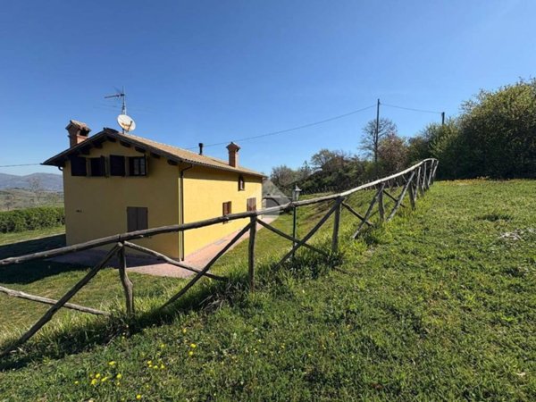 casa indipendente in vendita a Gubbio in zona Monteluiano
