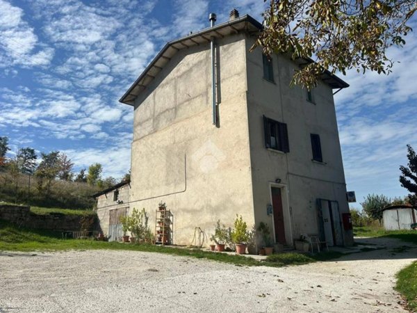 casa indipendente in vendita a Gubbio in zona Scritto