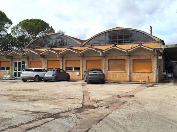 locale commerciale in vendita a Gubbio