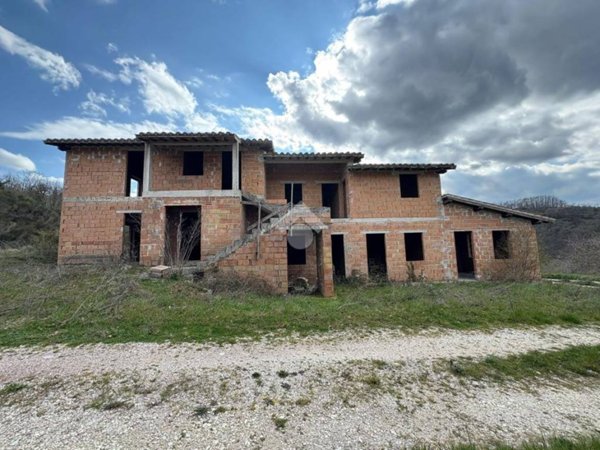 casa indipendente in vendita a Gubbio in zona Monteluiano