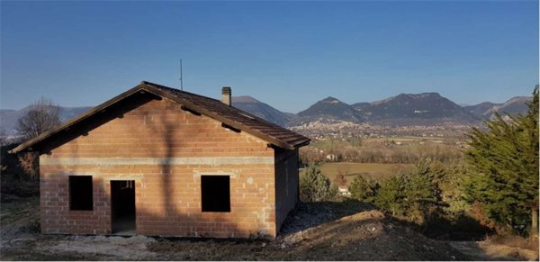 casa indipendente in vendita a Gubbio in zona Monteluiano
