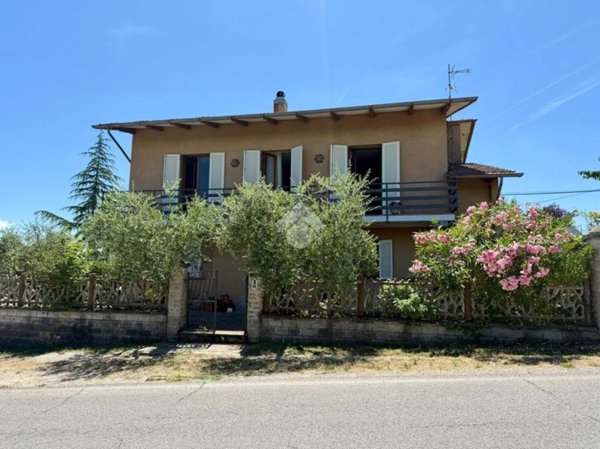 casa indipendente in vendita a Gubbio in zona Belvedere