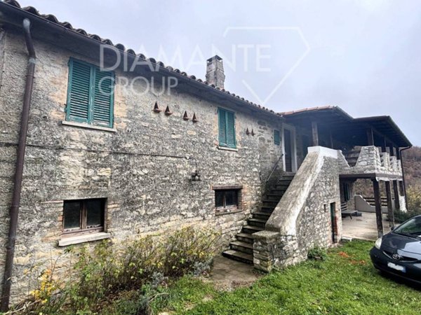 casa indipendente in vendita a Gubbio in zona Loreto