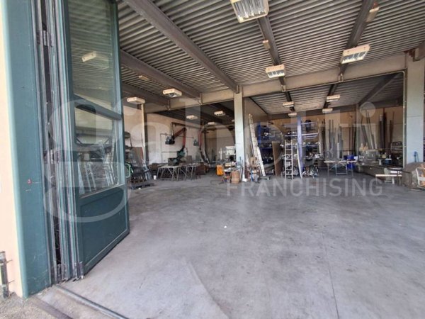 locale commerciale in vendita a Gubbio in zona Ponte d'Assi