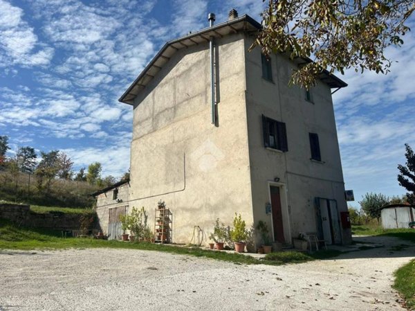 casa indipendente in vendita a Gubbio in zona Scritto