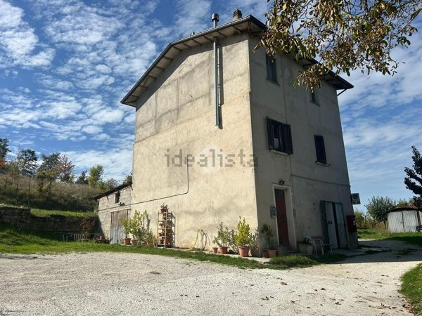 casa indipendente in vendita a Gubbio in zona Scritto