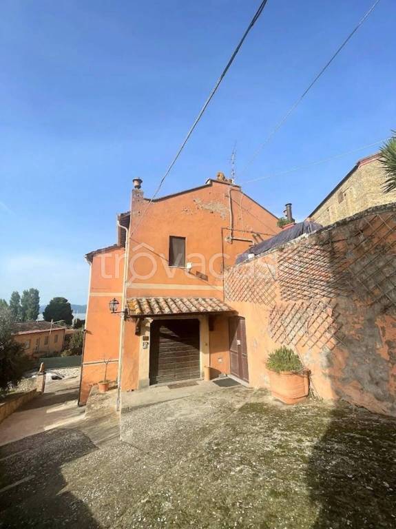 locale commerciale in vendita a Magione in zona San Feliciano