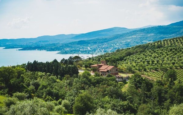 casa indipendente in vendita a Magione