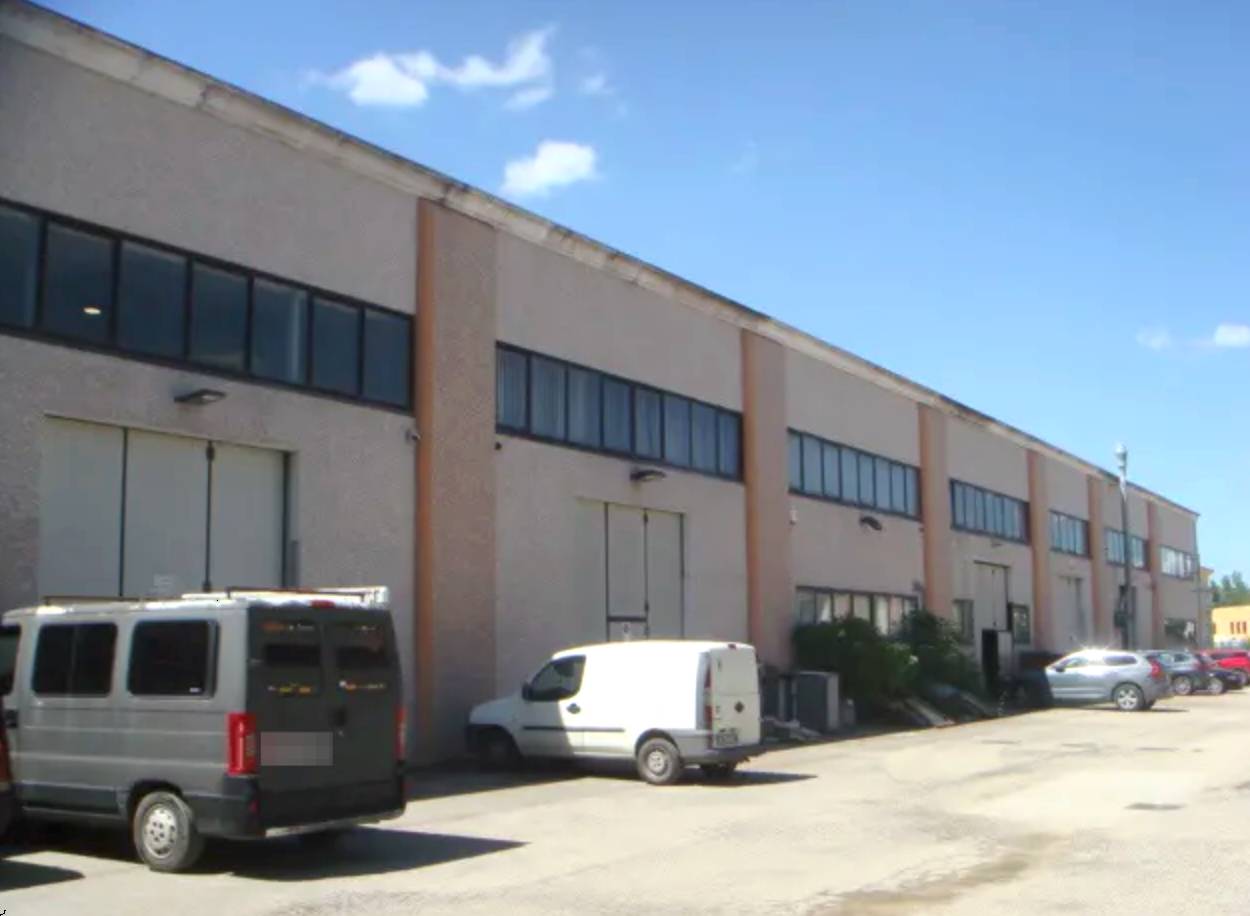 locale di sgombero in vendita a Magione