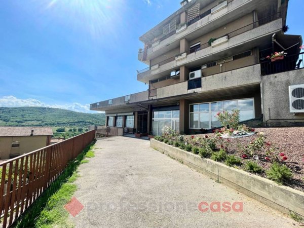 locale commerciale in vendita a Magione