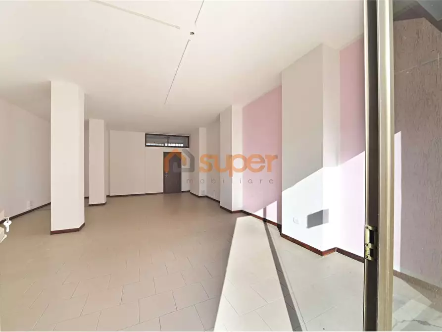 locale commerciale in vendita a Magione