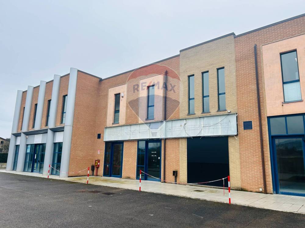 locale commerciale in vendita a Magione