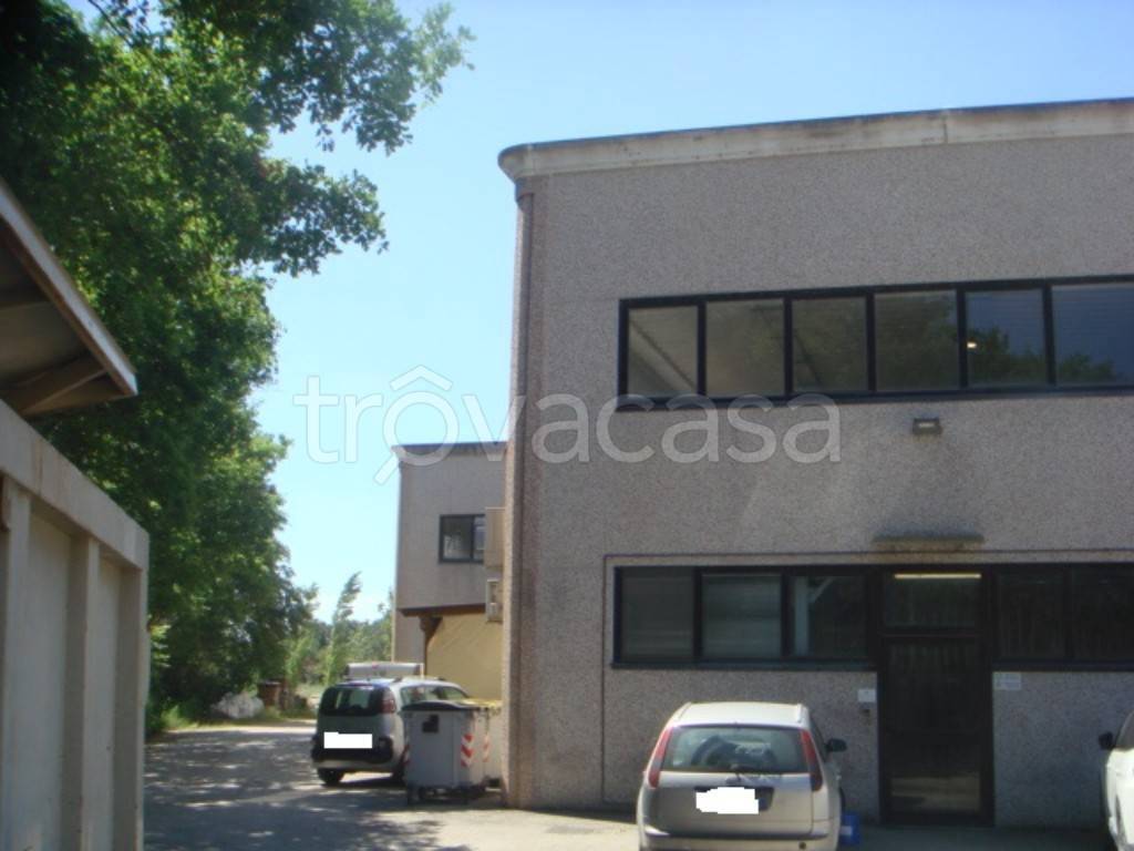 locale commerciale in vendita a Magione