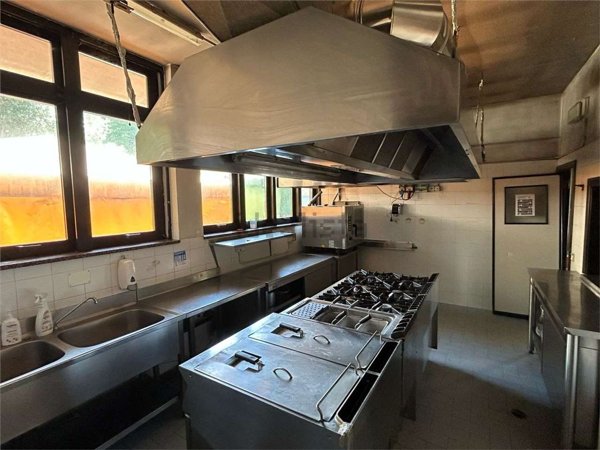 locale commerciale in vendita a Magione in zona Torricella