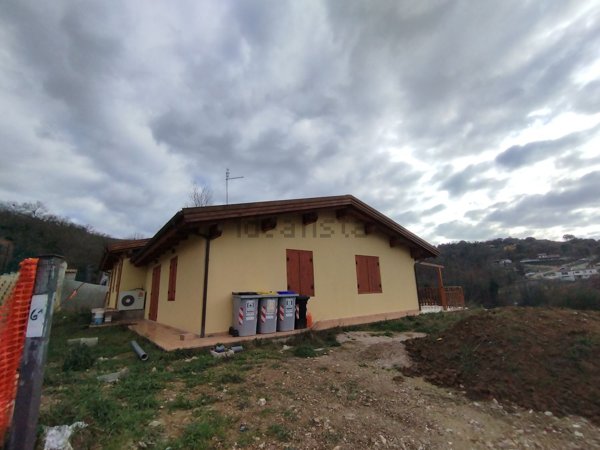 casa indipendente in vendita a Magione in zona Villa