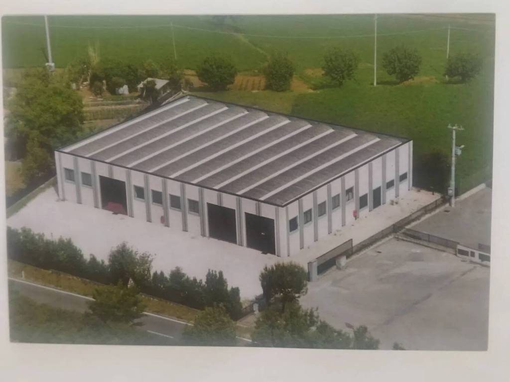 locale commerciale in vendita a Magione