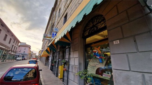 locale commerciale in vendita a Magione