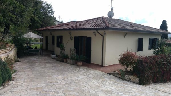 casa indipendente in vendita a Magione